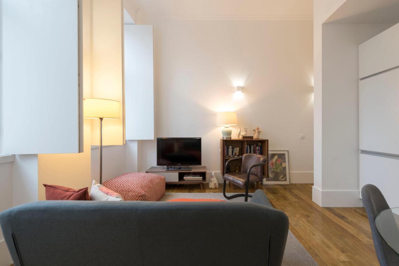 Lovelystay - Cozy Duplex With Patio Right Off Train&Metro Station Porto Buitenkant foto