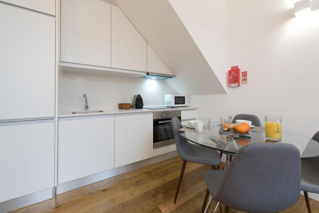 Lovelystay - Cozy Duplex With Patio Right Off Train&Metro Station Porto Buitenkant foto
