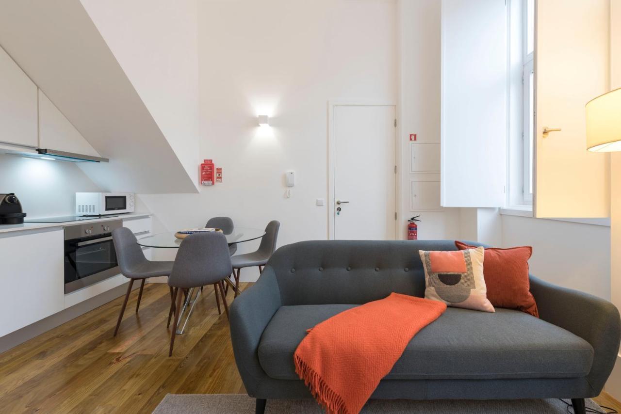 Lovelystay - Cozy Duplex With Patio Right Off Train&Metro Station Porto Buitenkant foto