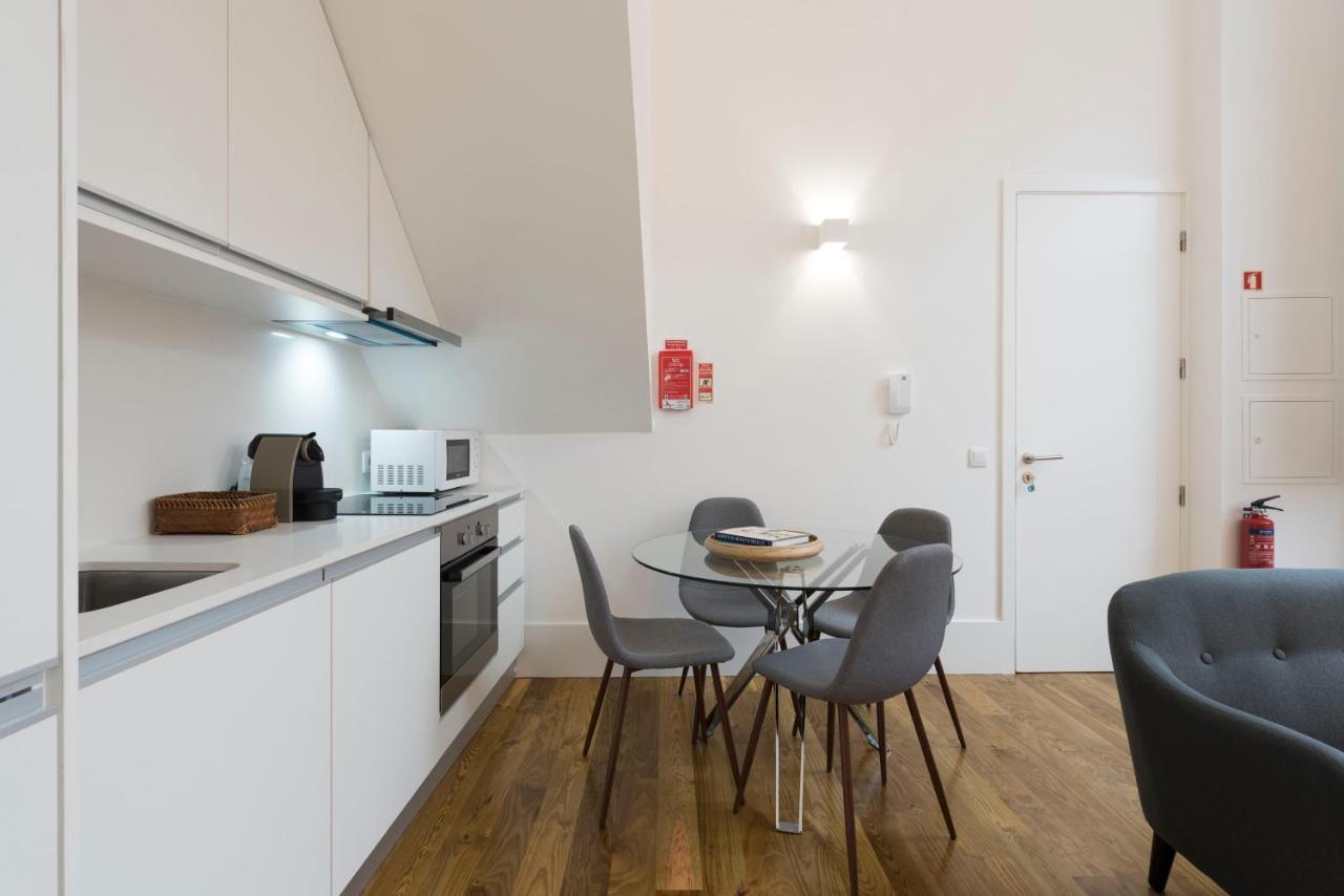 Lovelystay - Cozy Duplex With Patio Right Off Train&Metro Station Porto Buitenkant foto