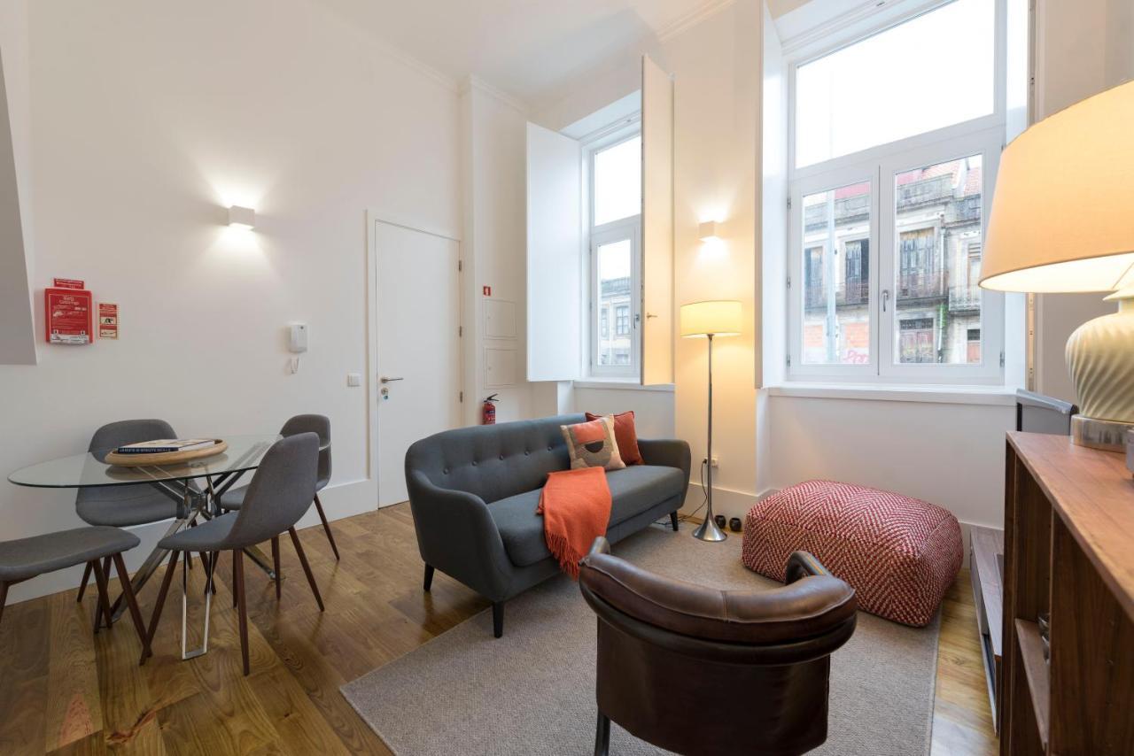 Lovelystay - Cozy Duplex With Patio Right Off Train&Metro Station Porto Buitenkant foto
