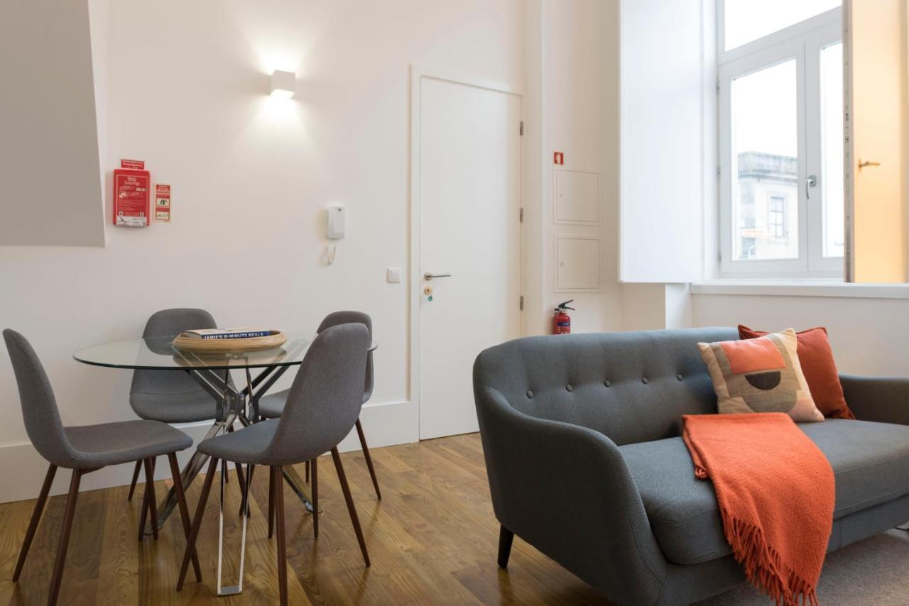 Lovelystay - Cozy Duplex With Patio Right Off Train&Metro Station Porto Buitenkant foto