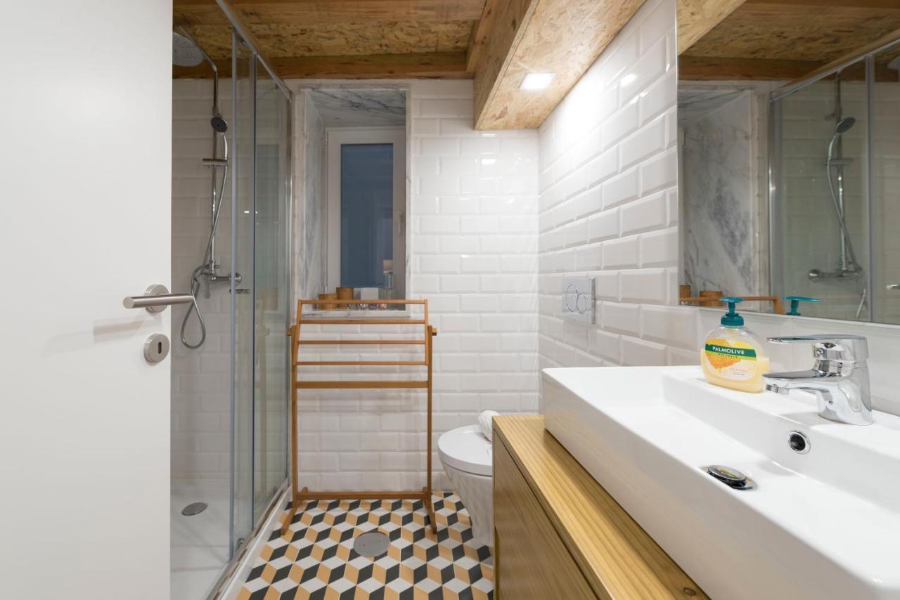 Lovelystay - Cozy Duplex With Patio Right Off Train&Metro Station Porto Buitenkant foto