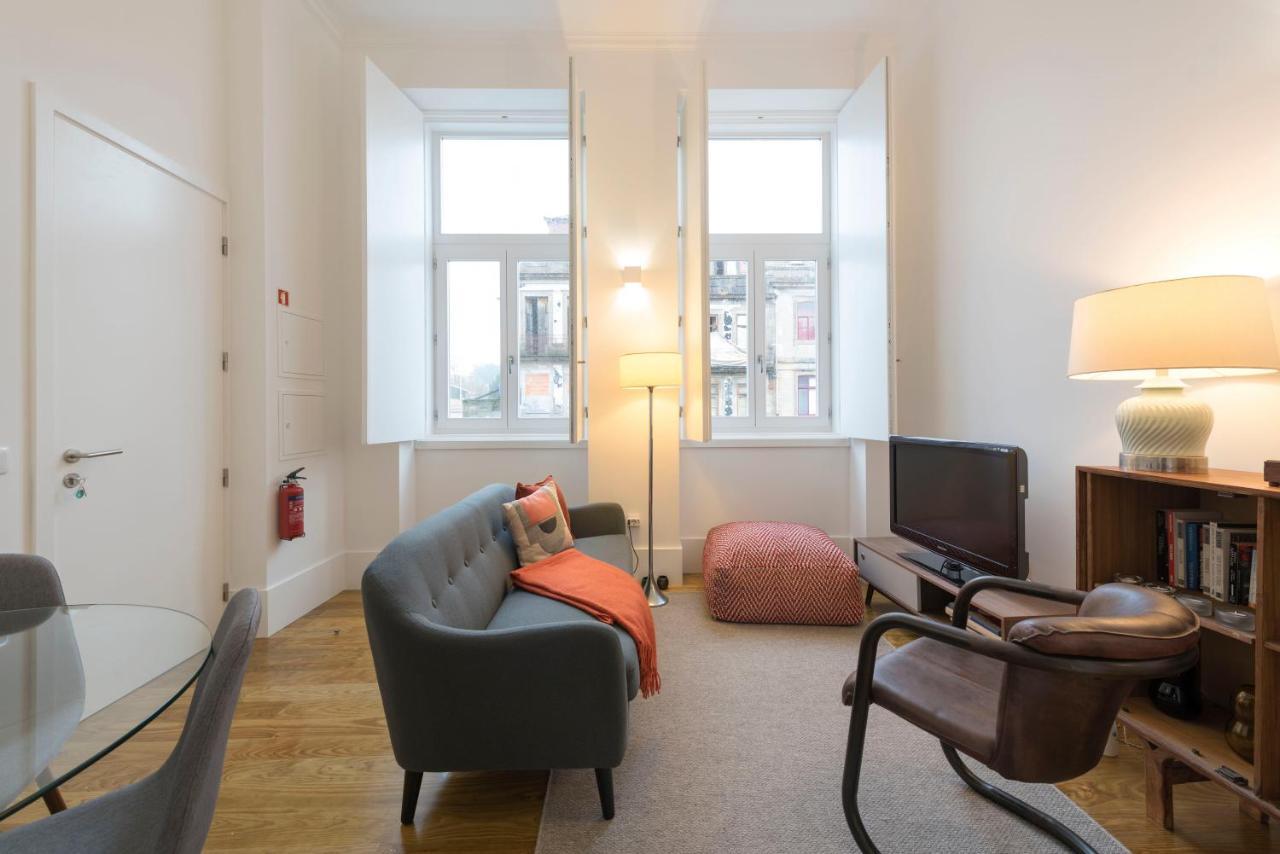 Lovelystay - Cozy Duplex With Patio Right Off Train&Metro Station Porto Buitenkant foto