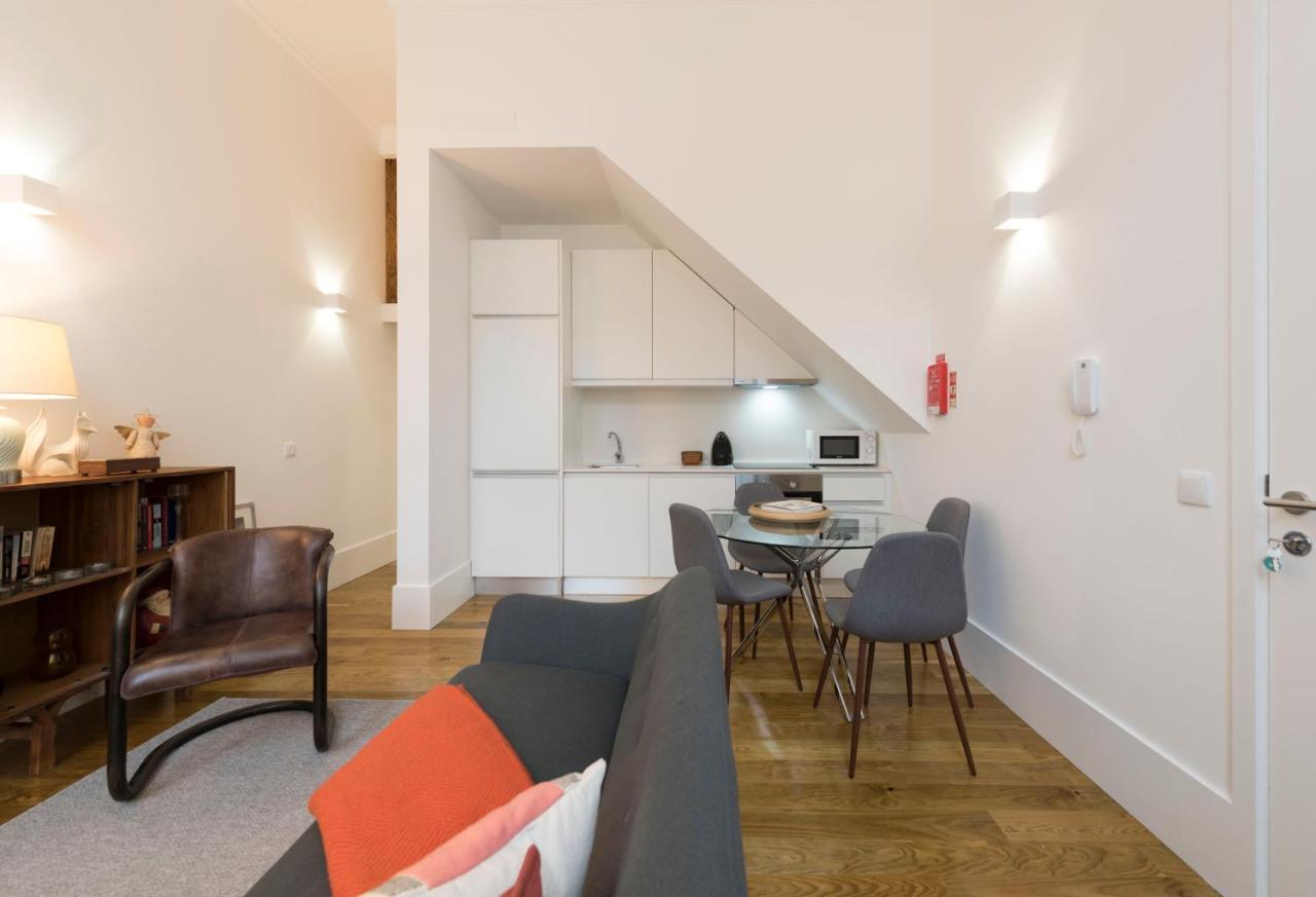 Lovelystay - Cozy Duplex With Patio Right Off Train&Metro Station Porto Buitenkant foto