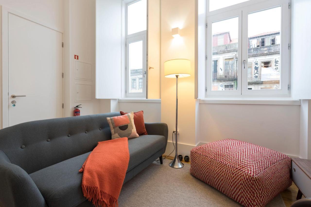 Lovelystay - Cozy Duplex With Patio Right Off Train&Metro Station Porto Buitenkant foto