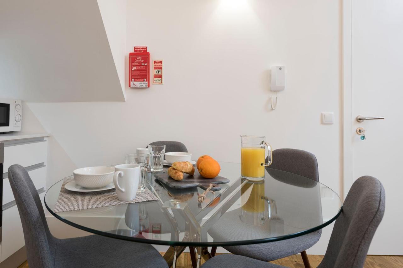 Lovelystay - Cozy Duplex With Patio Right Off Train&Metro Station Porto Buitenkant foto